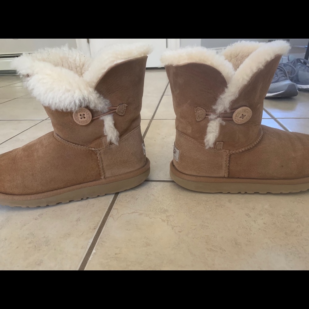 Button Ugg’s - Picture 3 of 5